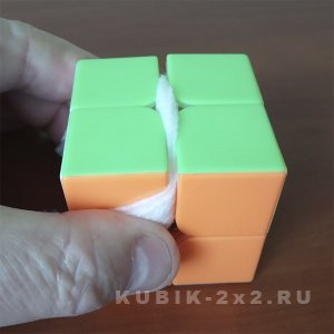 фото - чистка кубика Рубика 2х2 салфетками картинка - чистка кубика Рубика 2х2 салфетками