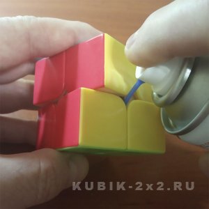 картинка - процесс смазки кубик Рубика 2х2 силиконовой смазкой из баллончика