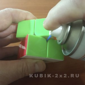 картинка - процесса смазки кубик Рубика 2х2 аэрозольной силиконовой смазкой